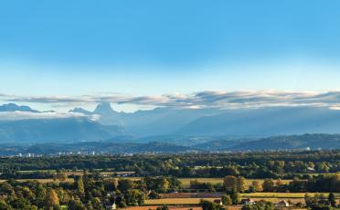 Paysage de la ville de Pau, les Pyrénées en arrière plan
